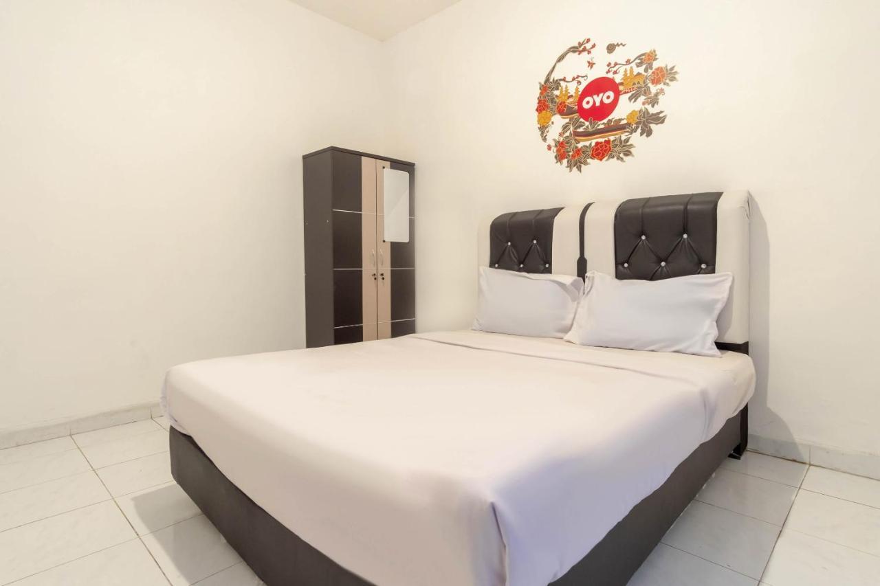 棉兰 Oyo Living 2843 Raz House Syariah酒店 外观 照片