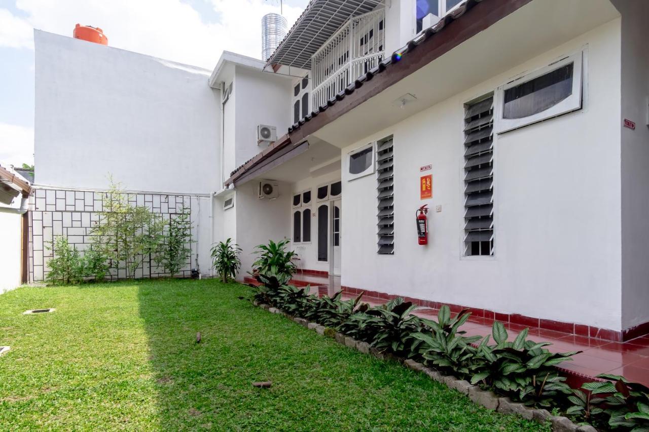 棉兰 Oyo Living 2843 Raz House Syariah酒店 外观 照片