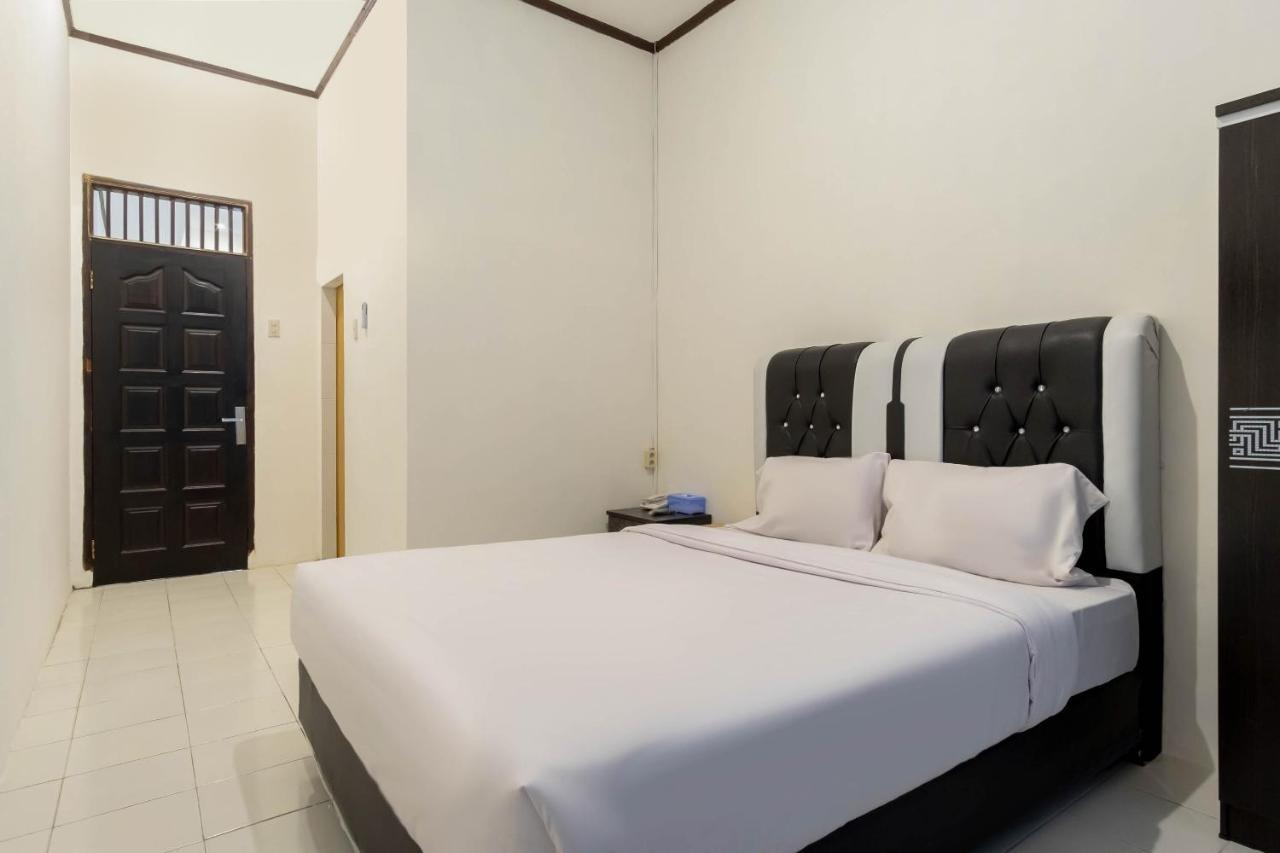 棉兰 Oyo Living 2843 Raz House Syariah酒店 外观 照片