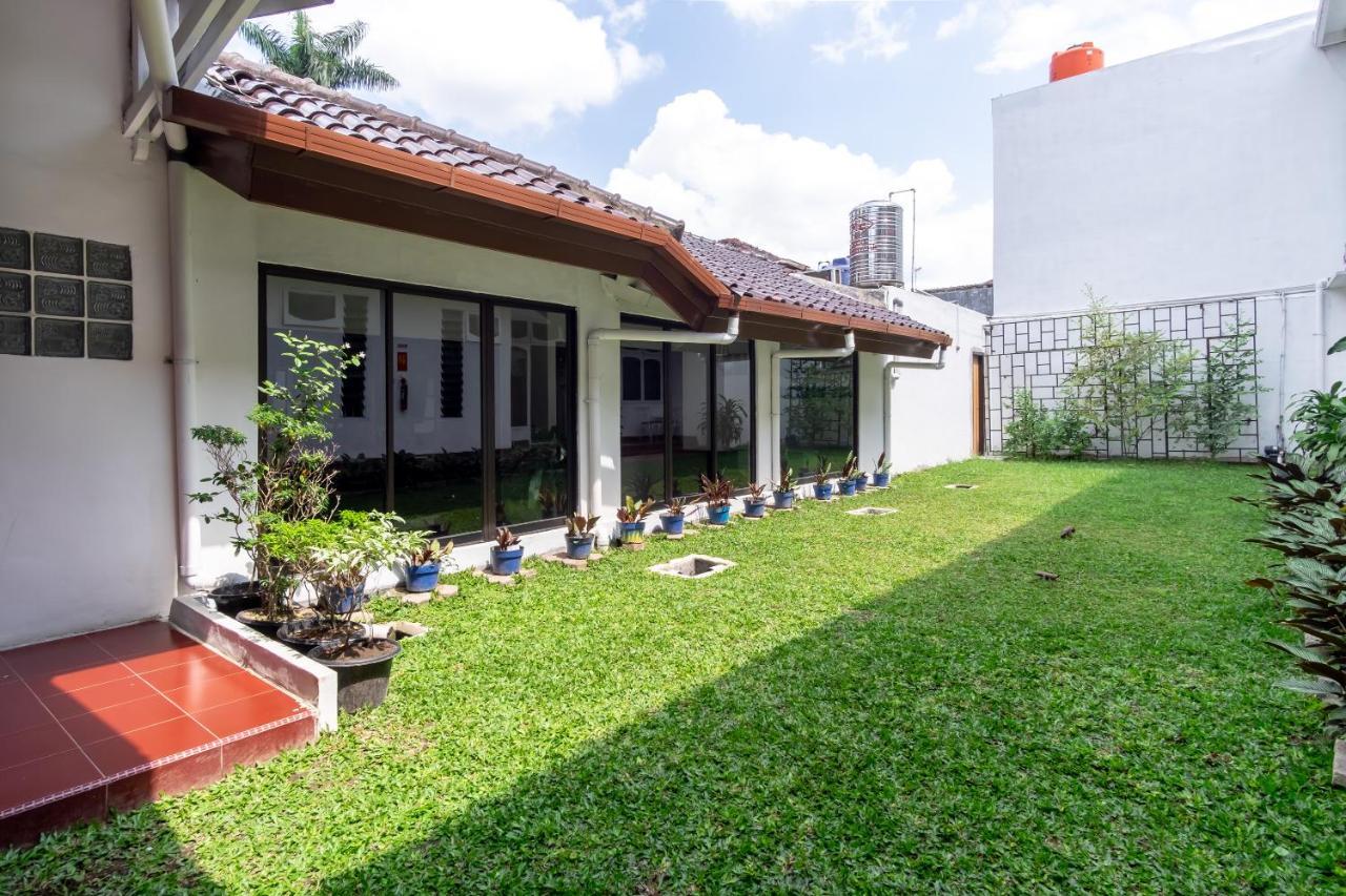 棉兰 Oyo Living 2843 Raz House Syariah酒店 外观 照片