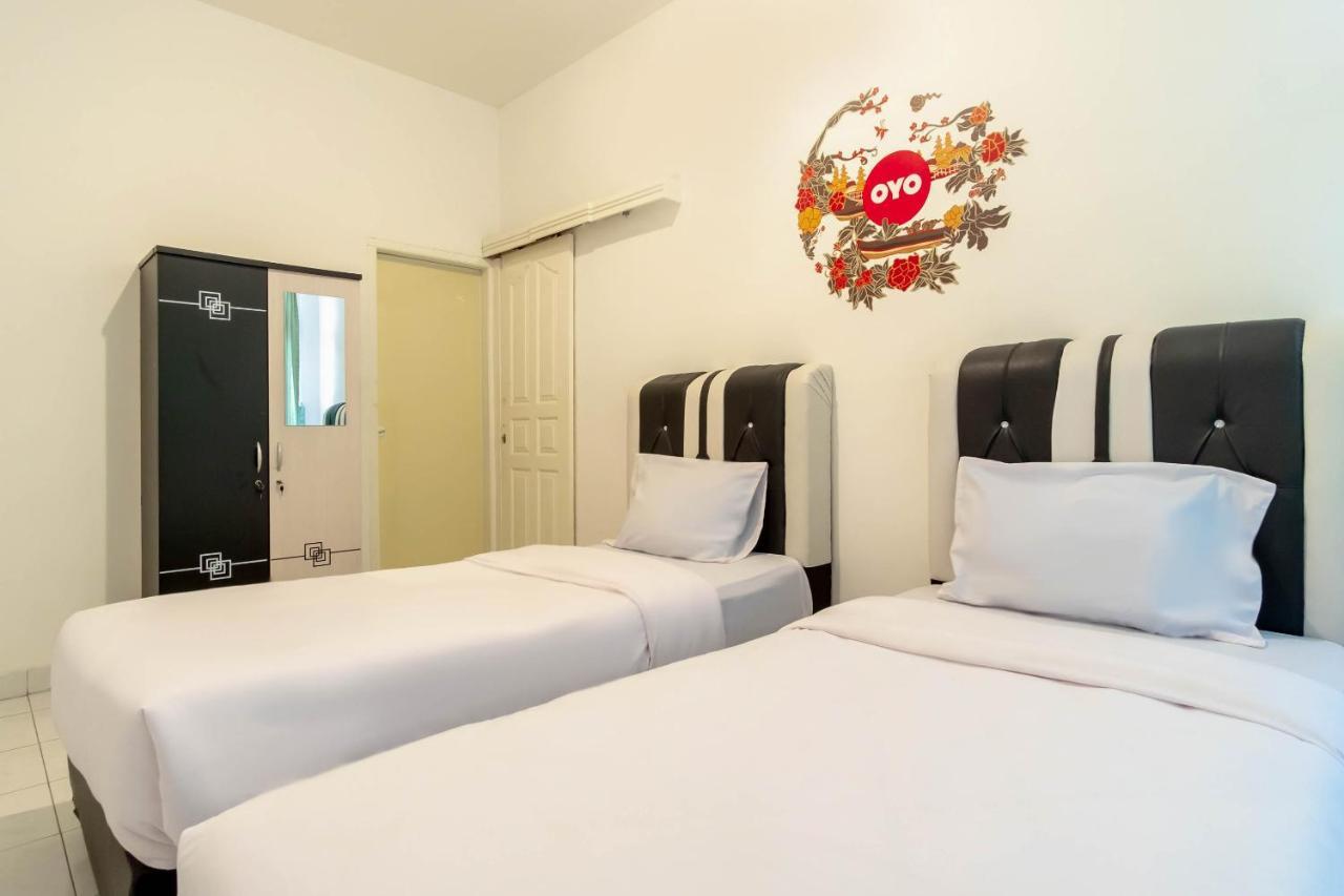 棉兰 Oyo Living 2843 Raz House Syariah酒店 外观 照片